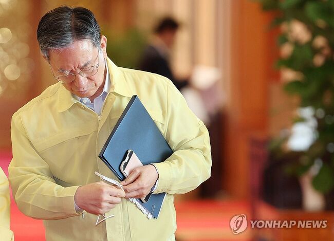 사직서를 제출한 것으로 알려진 지난 18일, 정성호 당시 법무부장관이 을지국무회의에 참석하는 모습. © 2026.8.18., 연합뉴스.