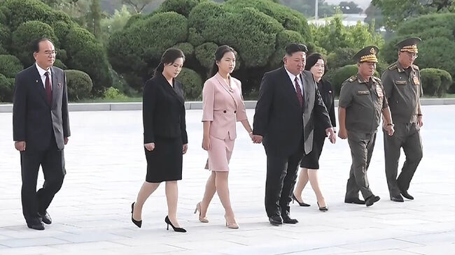 조선중앙TV가 오늘(15일) 보도한 북한의 김정은 국무위원장과 딸 김주애의 조국해방(광복) 81주년 해방탑 참배 참석 모습. © 연합뉴스