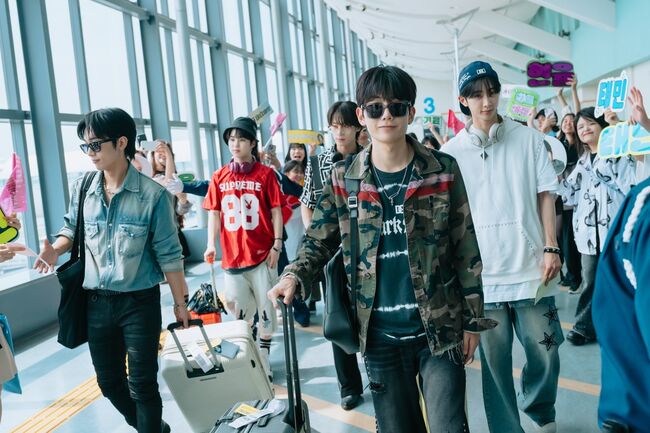 드라마 '대공항 ~GATE24~' 4회에 출연한 Hi-Fi Un!corn 스틸컷. © tv asahi.