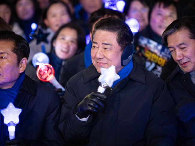 '빛의 혁명, 역사에 새기겠습니다' 글귀와 배포된 김병기 의원의 시위 모습. 제공=김병기 의원실.