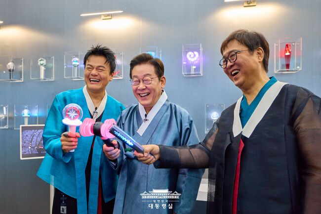 응원봉을 들고 기뻐하는 모습의 박진영 위원장, 이재명 대통령, 최휘영 문체부장관. 사진=대통령실.