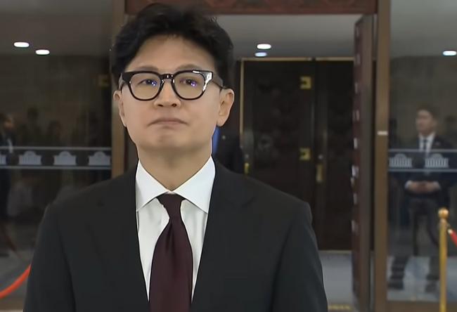 백브리핑을 통해 김승원 후보자에게 양씨와 집에서 사진찍은 적 있냐 압박하는 한동훈 의원
