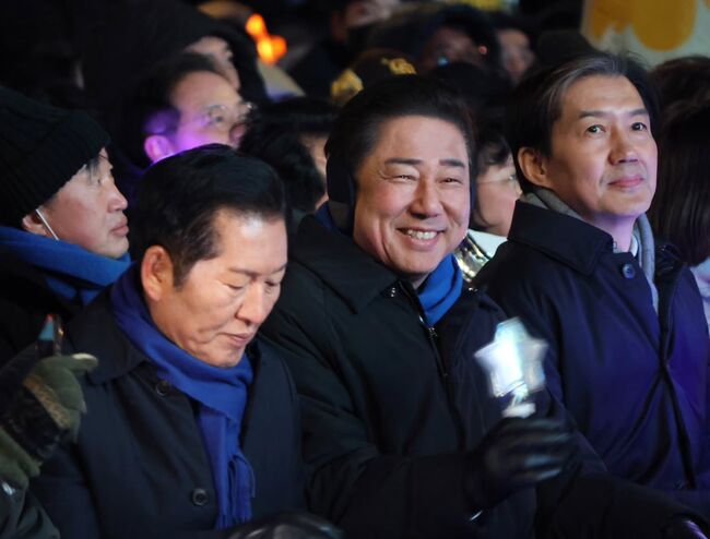 '빛의 혁명, 역사에 새기겠습니다' 글귀와 배포된 김병기 의원의 시위 모습. 제공=김병기 의원실.