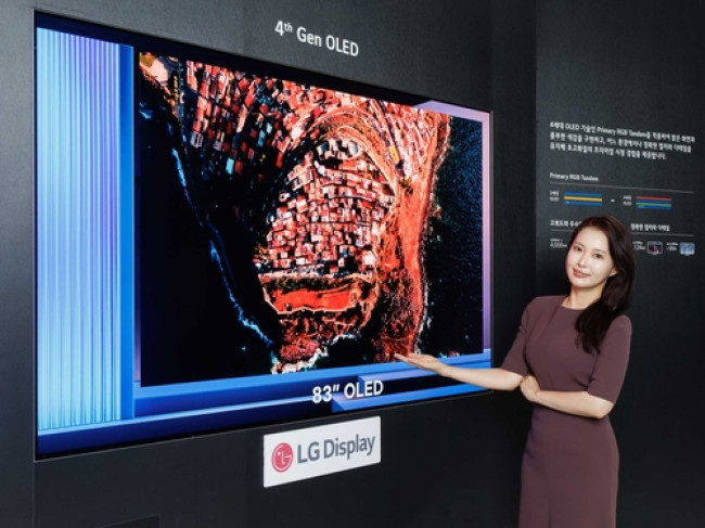 'K-디스플레이 2025'에 전시된 LG디스플레이 83인치 OLED 패널