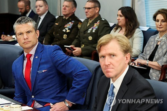 피트 헤그세스 미 국방장관과 엘브리지 콜비 국방부 정책차관(오른쪽)