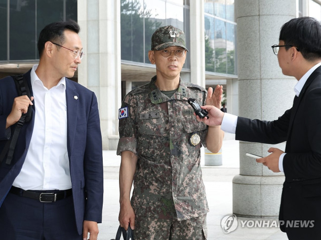 답변하는 김용대 드론작전사령관