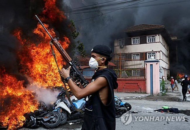 네팔 카트만두 대법원 청사 앞에서 총기 든 시위자