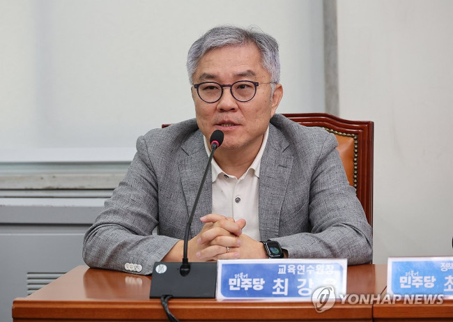 최고위원회의 참석한 최강욱 교육연수원장