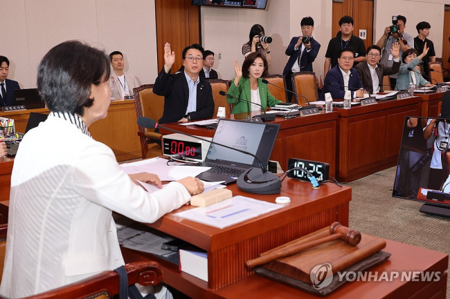 의사진행 발언 요청하는 국민의힘 의원들