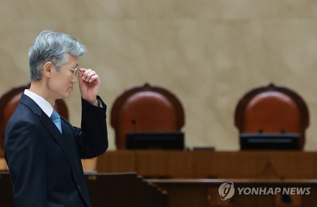 안경 고쳐 쓰는 조희대 대법원장