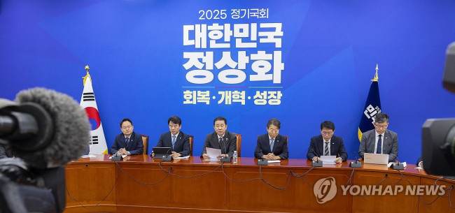 원내대책회에서 발언하는 김병기 원내대표