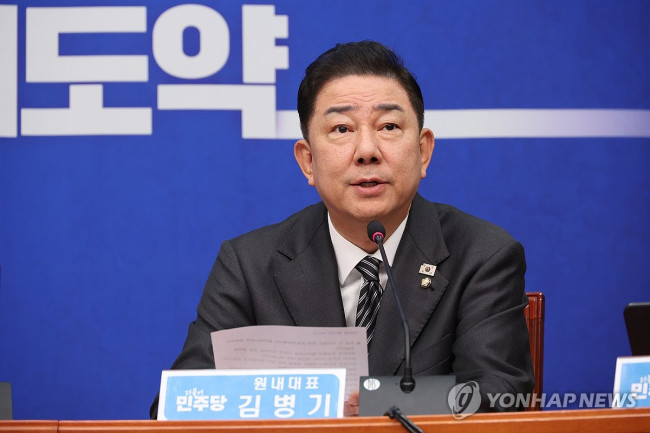 발언하는 더불어민주당 김병기 원내대표