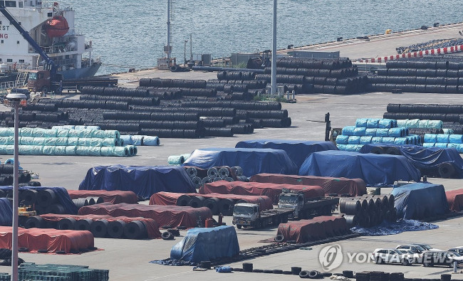 경기도 평택항에 쌓여 있는 철강 제품